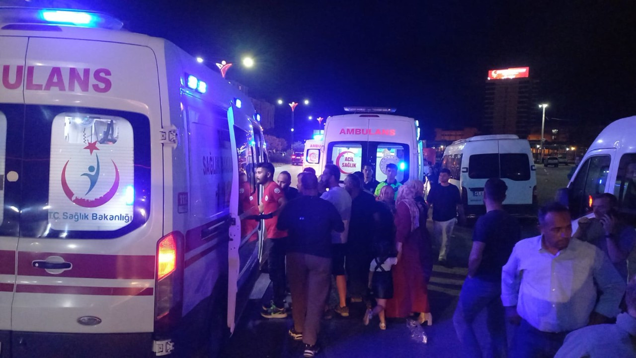Manisa’da trafik kazası: 4 araç çarpıştı, 10 kişi yaralandı